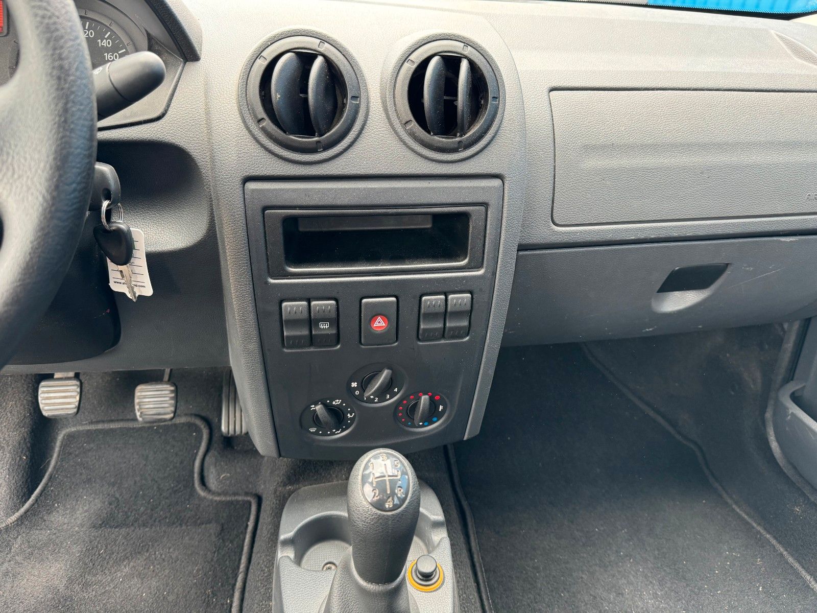 Fahrzeugabbildung Dacia Logan**Basis**AHK** HU&AU NEU**