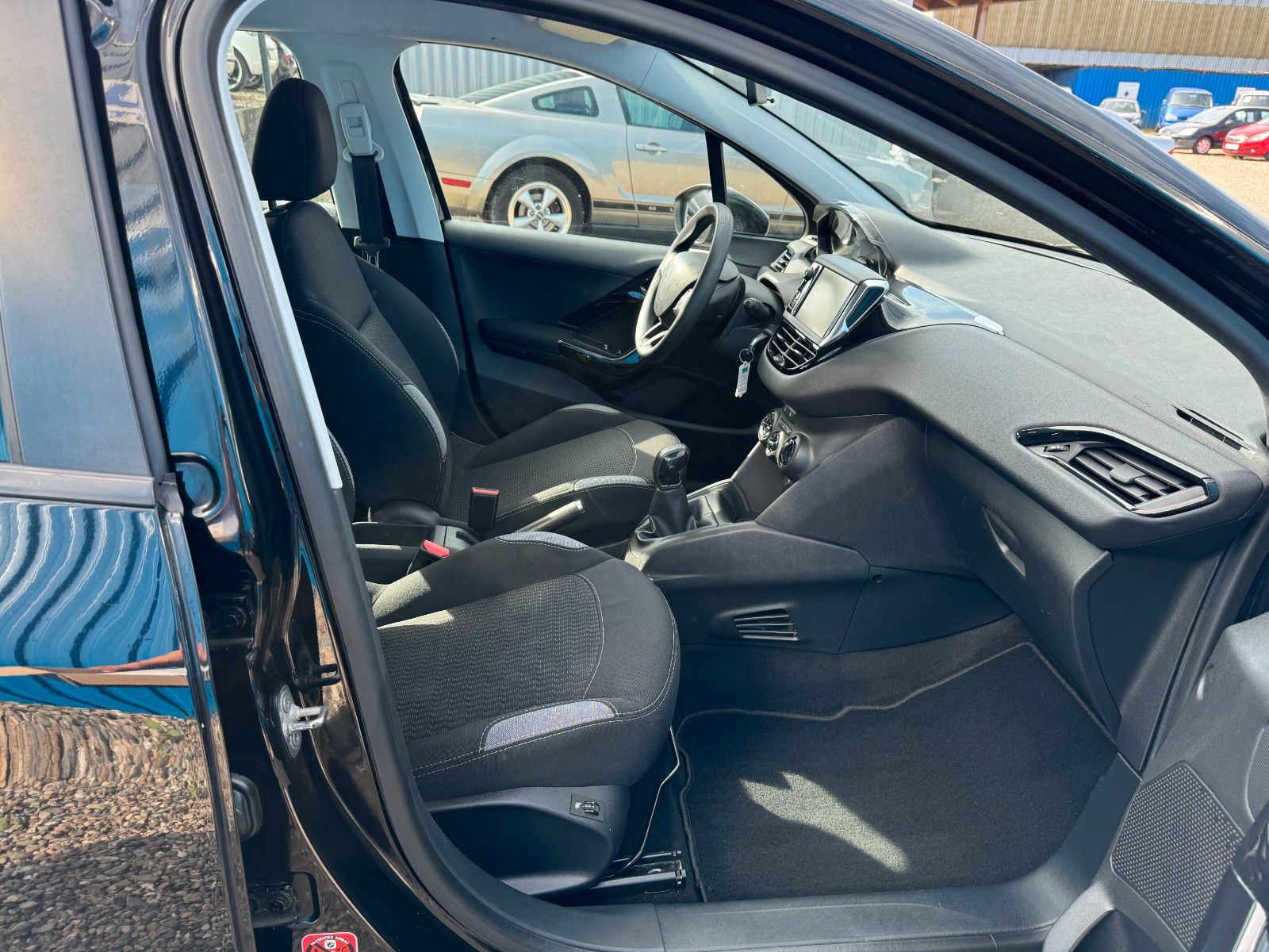 Fahrzeugabbildung Peugeot 208**Active**AHK**SHZ**Klima**Tempomat**