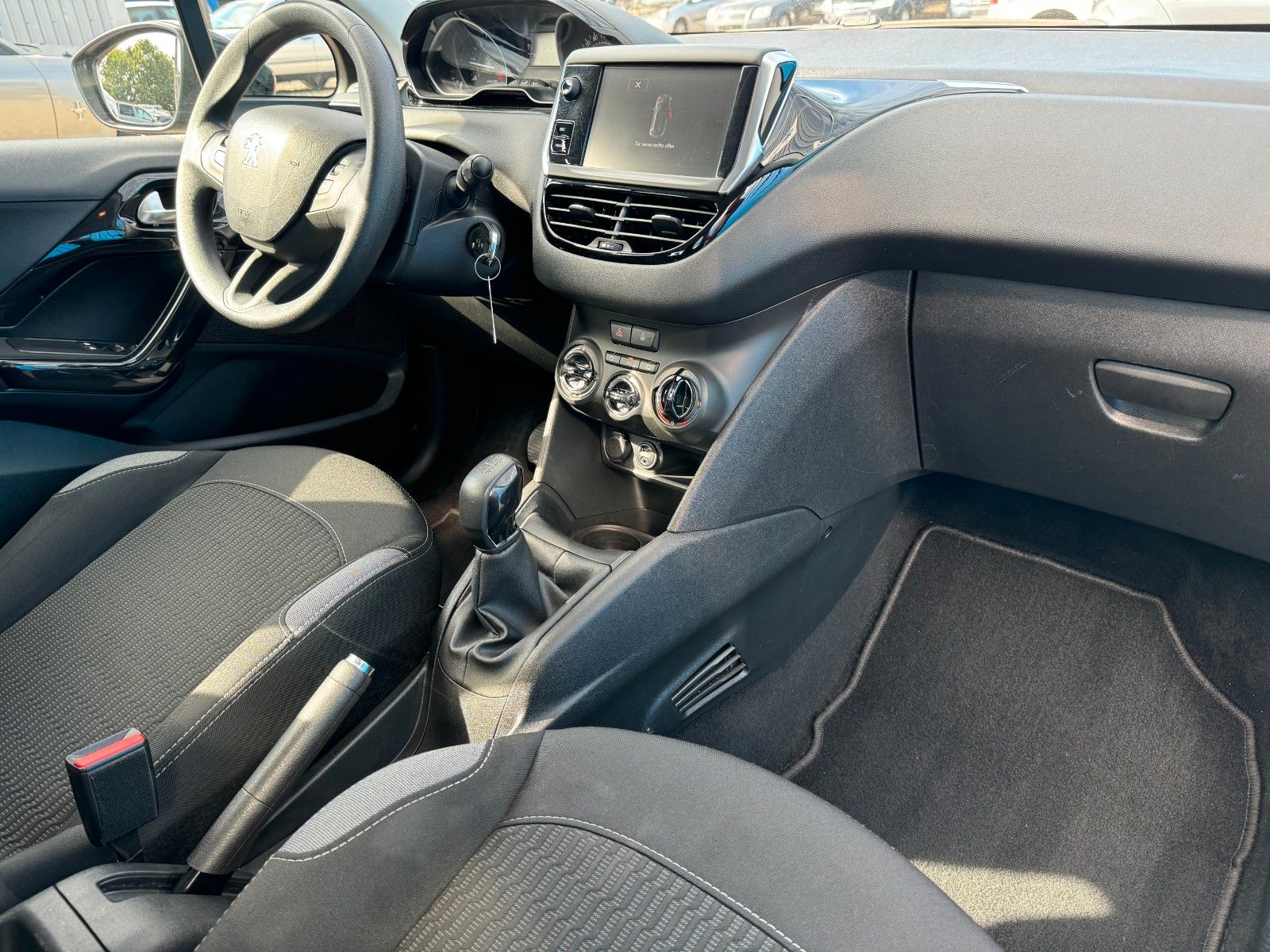 Fahrzeugabbildung Peugeot 208**Active**AHK**SHZ**Klima**Tempomat**