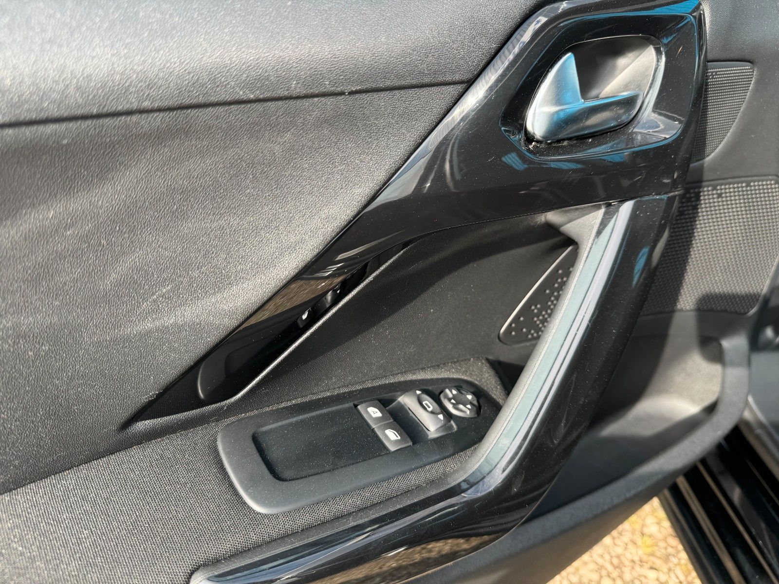 Fahrzeugabbildung Peugeot 208**Active**AHK**SHZ**Klima**Tempomat**