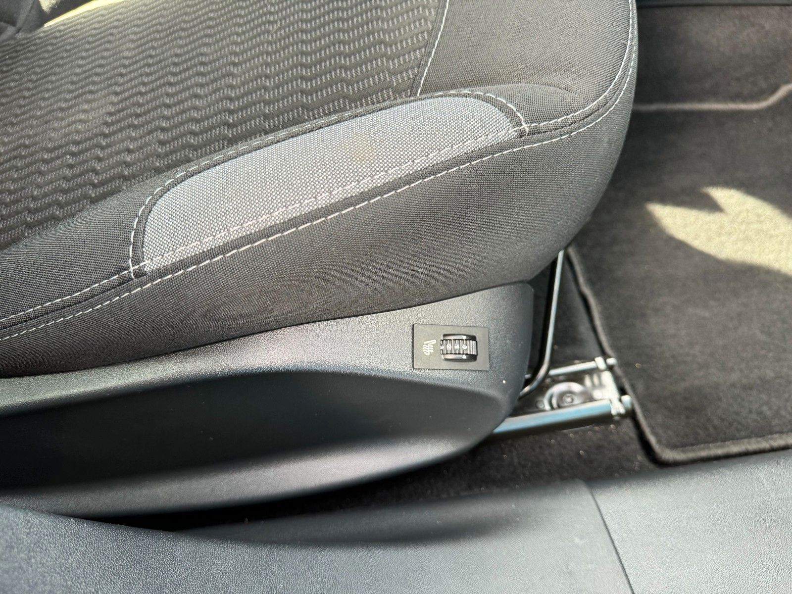 Fahrzeugabbildung Peugeot 208**Active**AHK**SHZ**Klima**Tempomat**