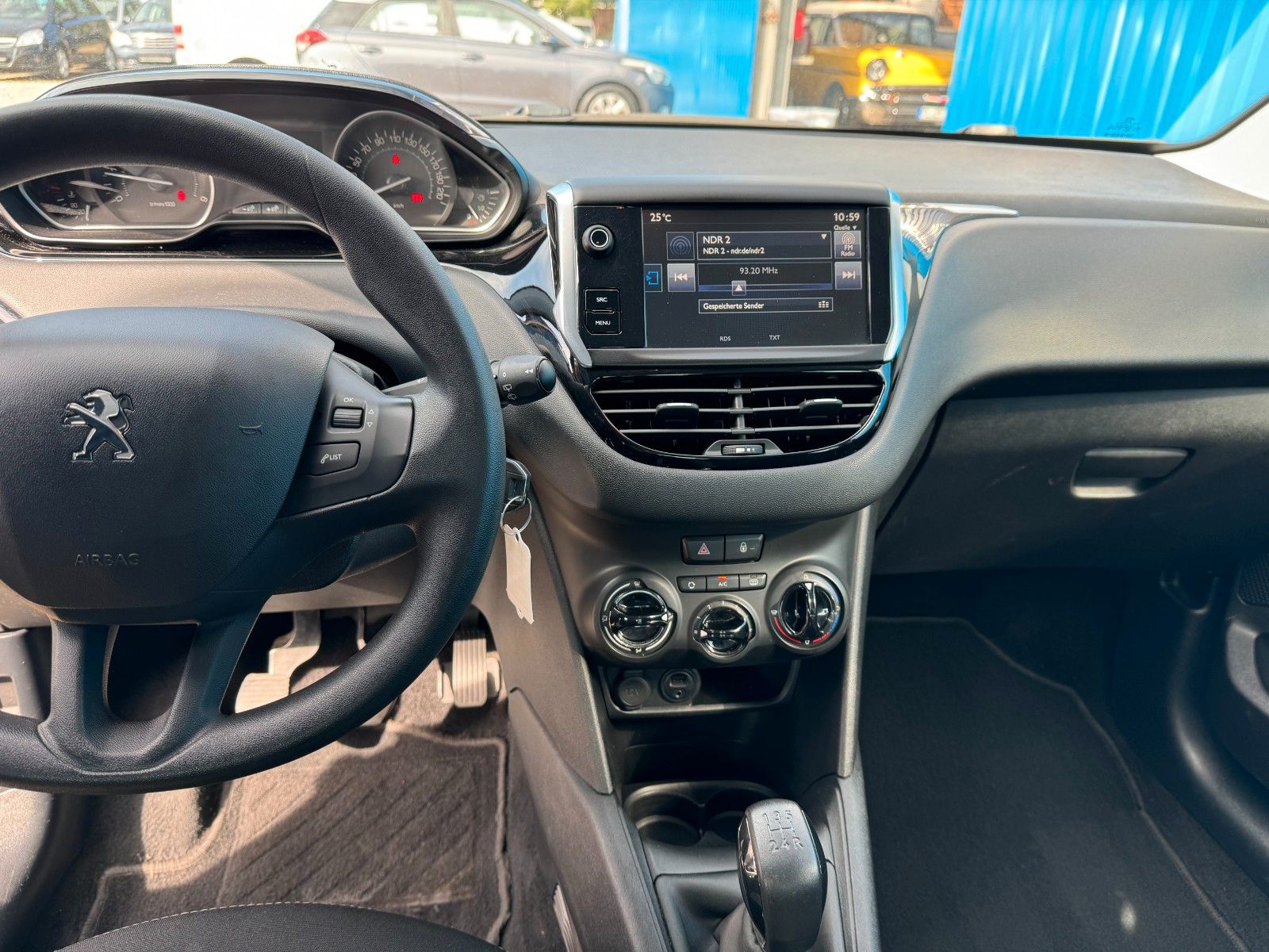Fahrzeugabbildung Peugeot 208**Active**AHK**SHZ**Klima**Tempomat**