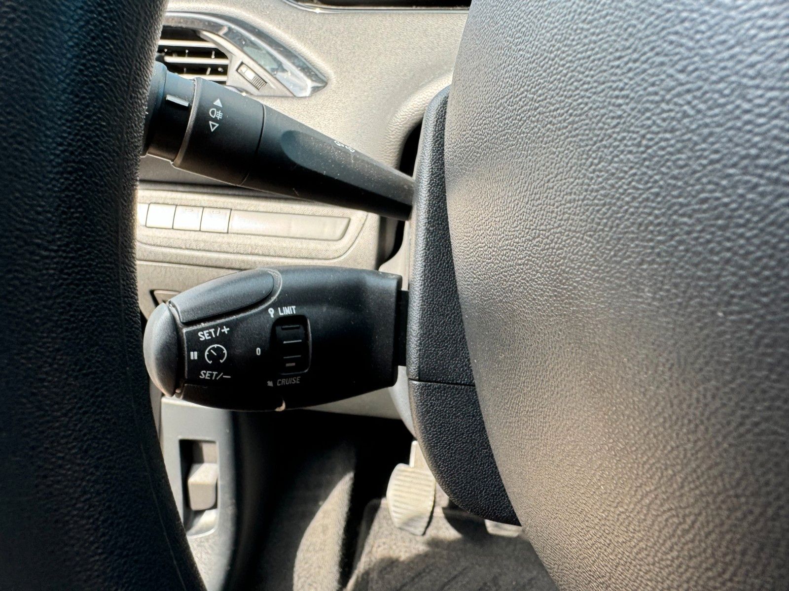 Fahrzeugabbildung Peugeot 208**Active**AHK**SHZ**Klima**Tempomat**