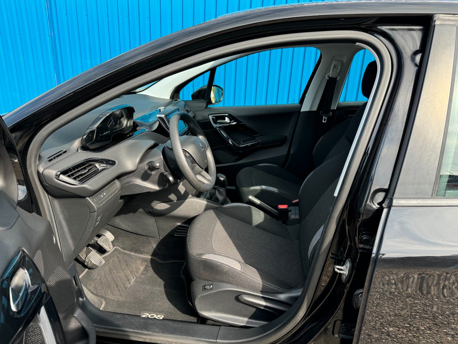 Fahrzeugabbildung Peugeot 208**Active**AHK**SHZ**Klima**Tempomat**