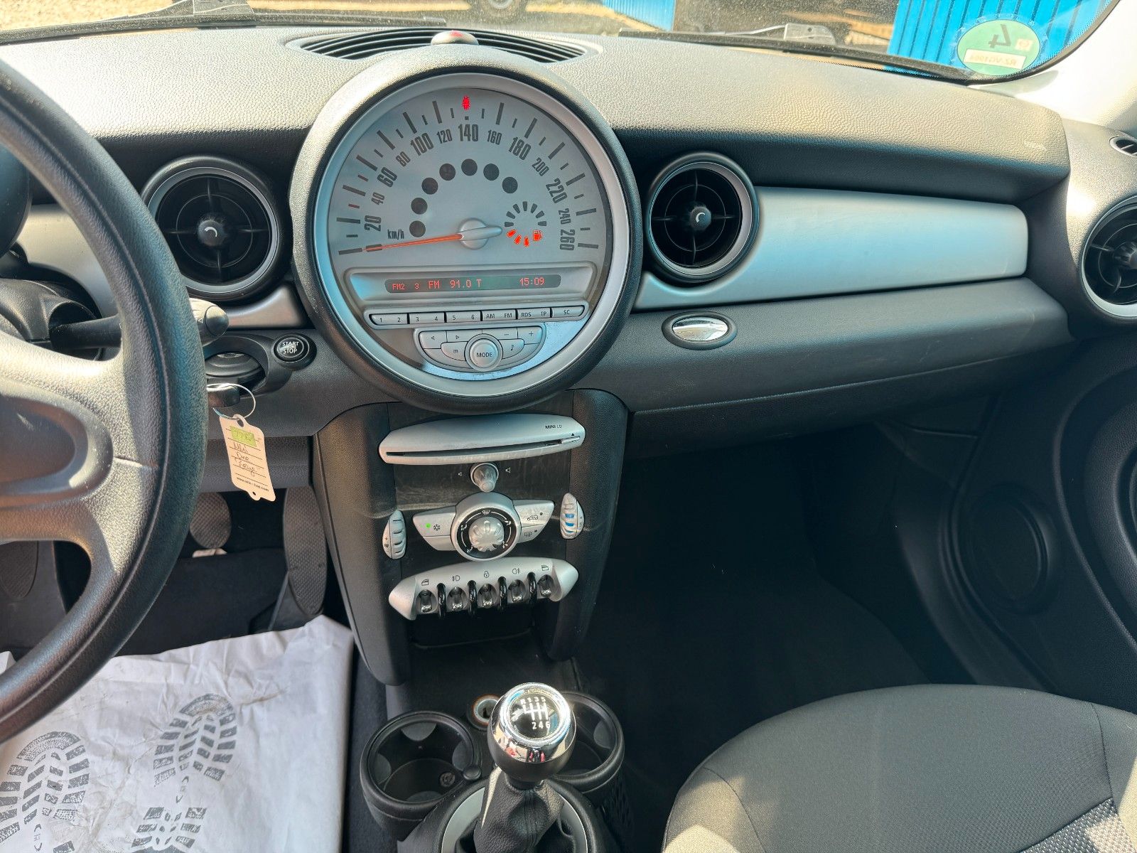 Fahrzeugabbildung MINI ONE**Klima**Allwetter**