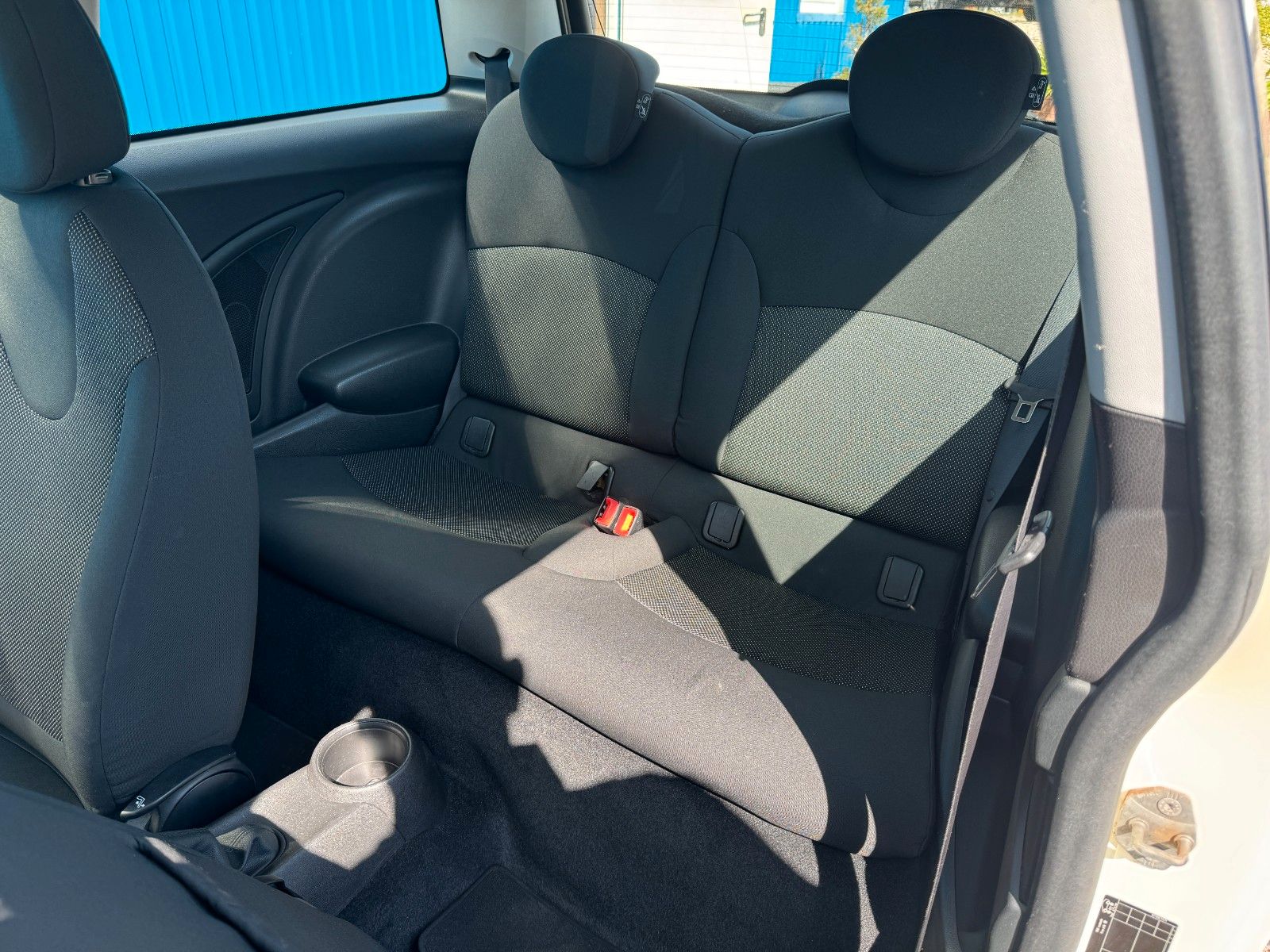 Fahrzeugabbildung MINI ONE**Klima**Allwetter**