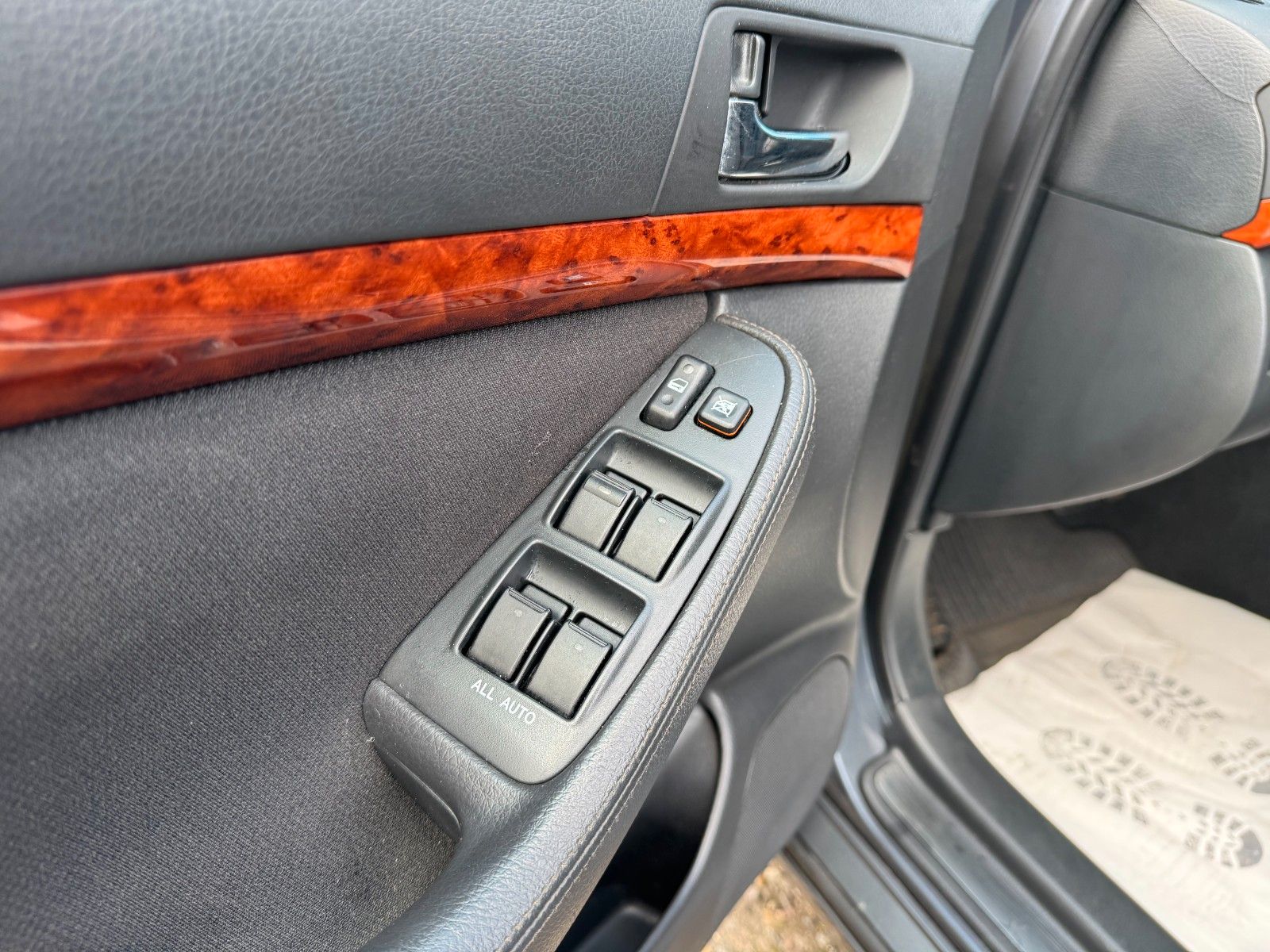 Fahrzeugabbildung Toyota Avensis Kombi 2.4*Executive*Automatik*AHK*Xenon*