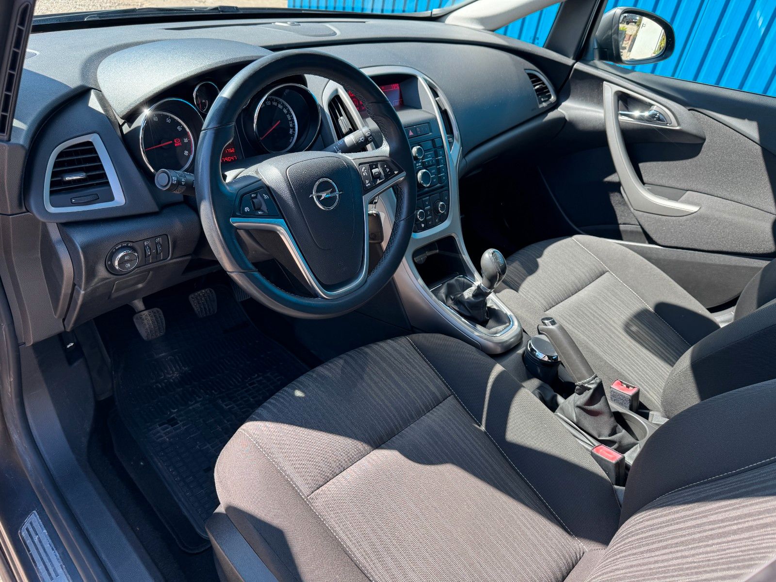 Fahrzeugabbildung Opel Astra J Lim. 5-trg.**Edition**SHZ**Klima**Temp**
