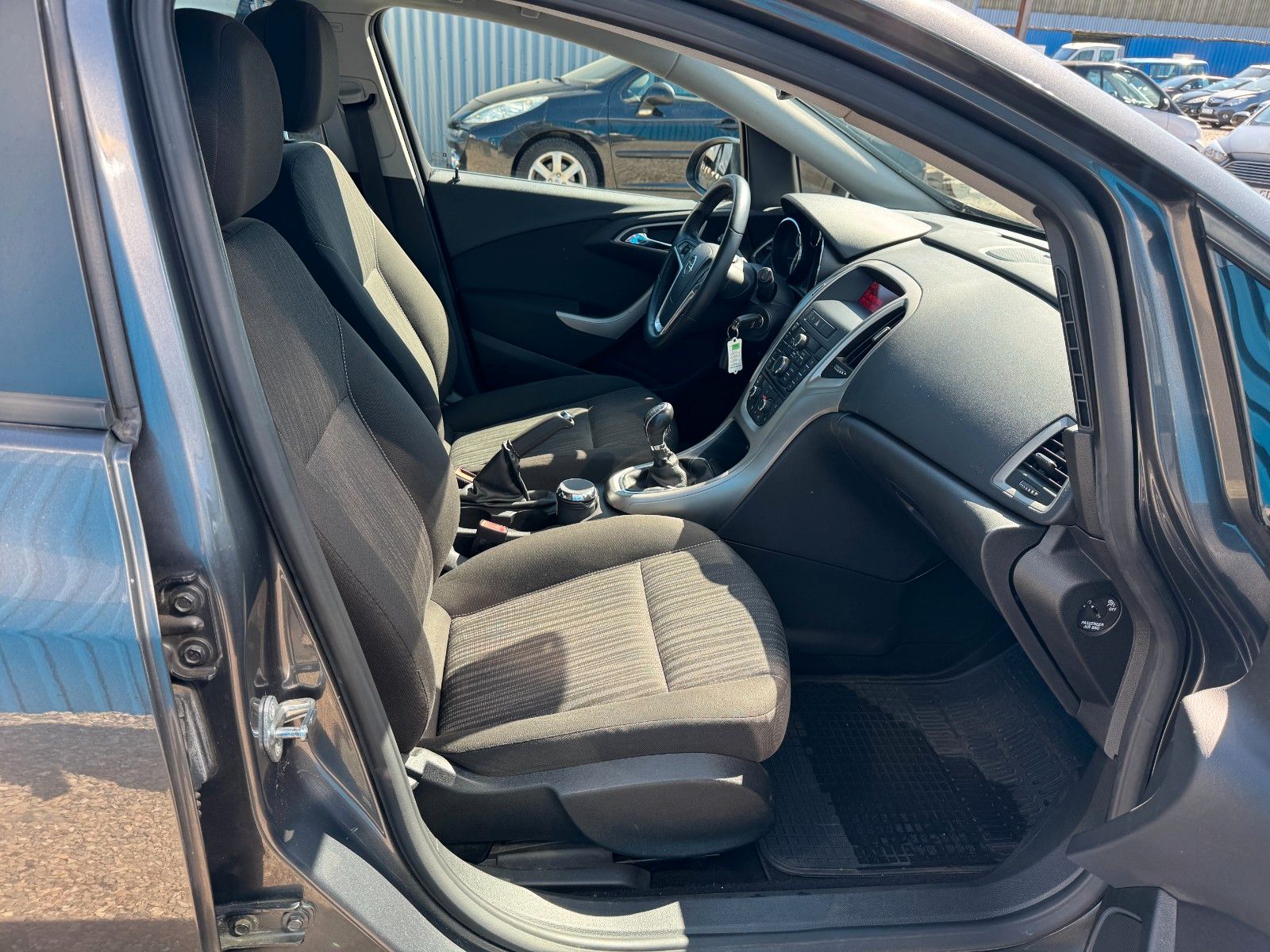 Fahrzeugabbildung Opel Astra J Lim. 5-trg.**Edition**SHZ**Klima**Temp**