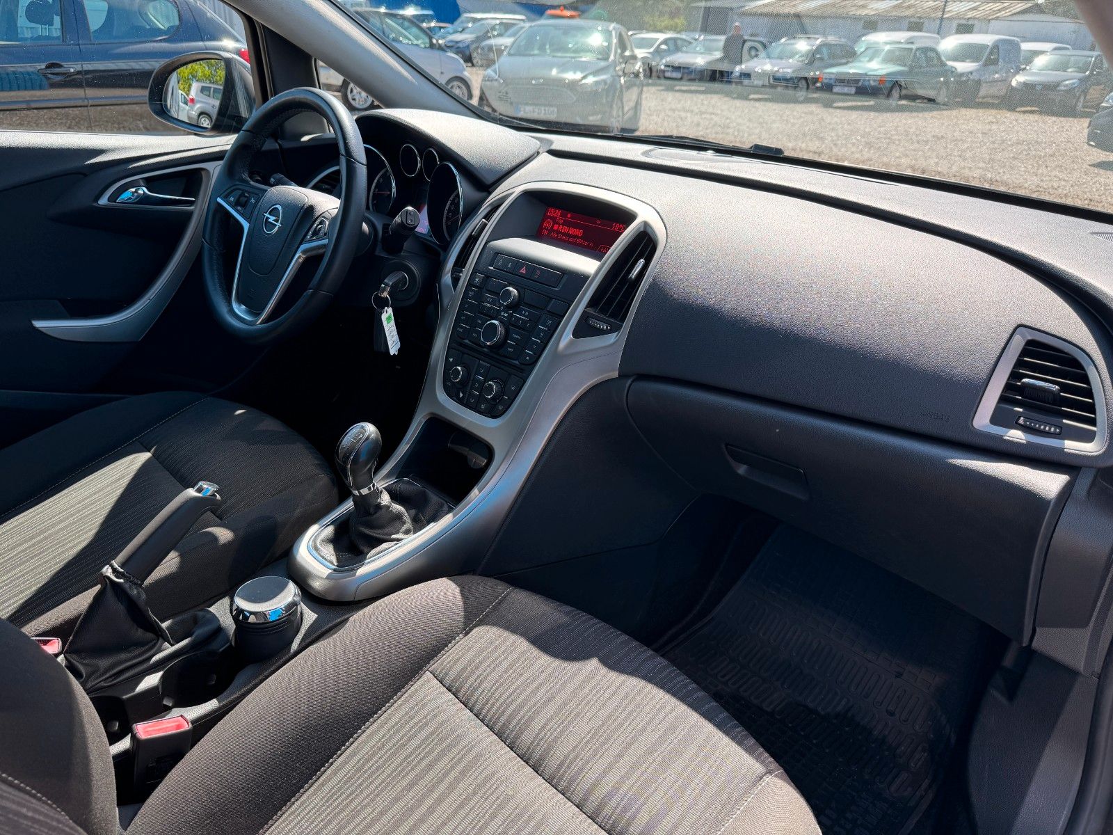 Fahrzeugabbildung Opel Astra J Lim. 5-trg.**Edition**SHZ**Klima**Temp**