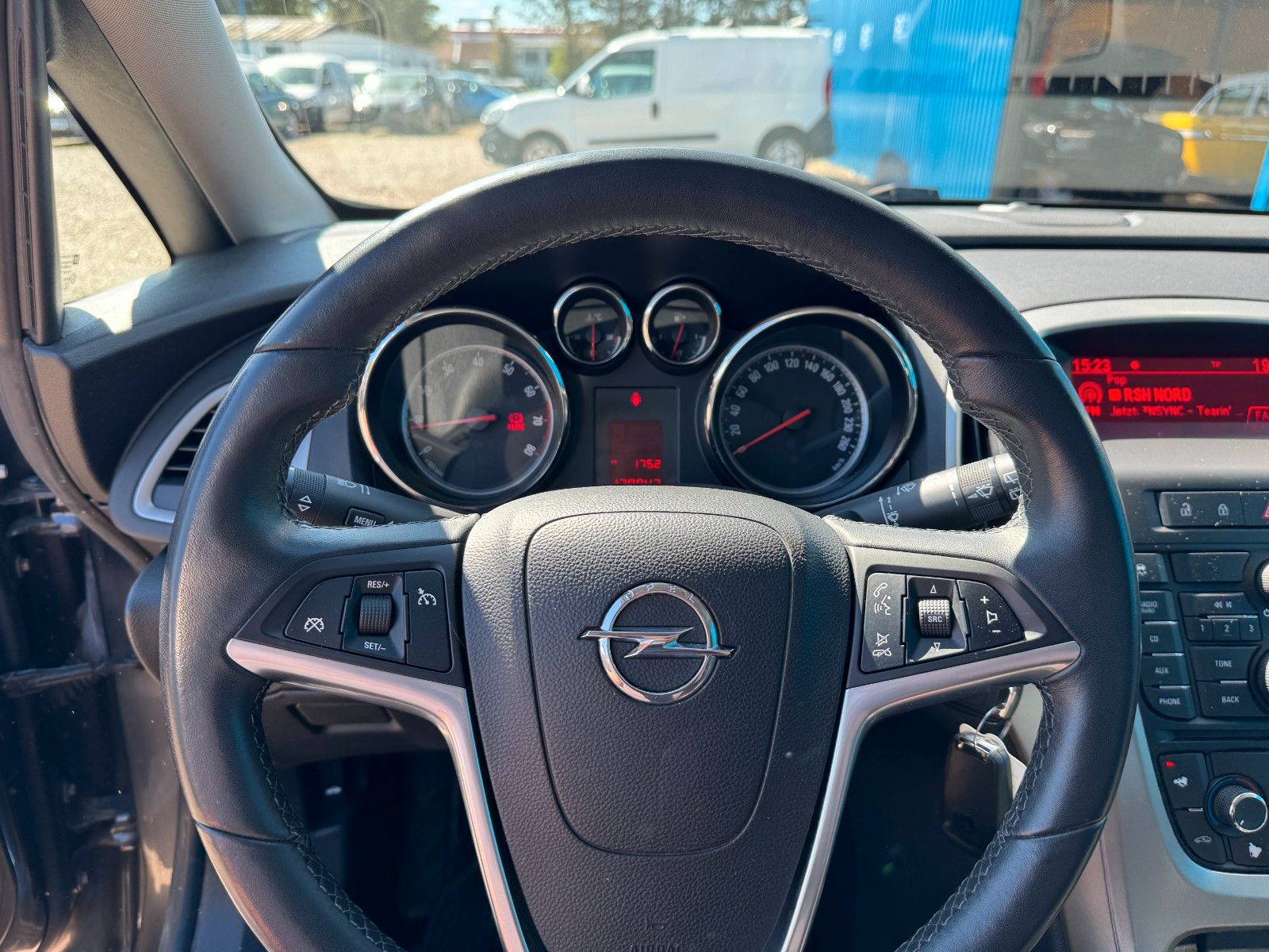 Fahrzeugabbildung Opel Astra J Lim. 5-trg.**Edition**SHZ**Klima**Temp**