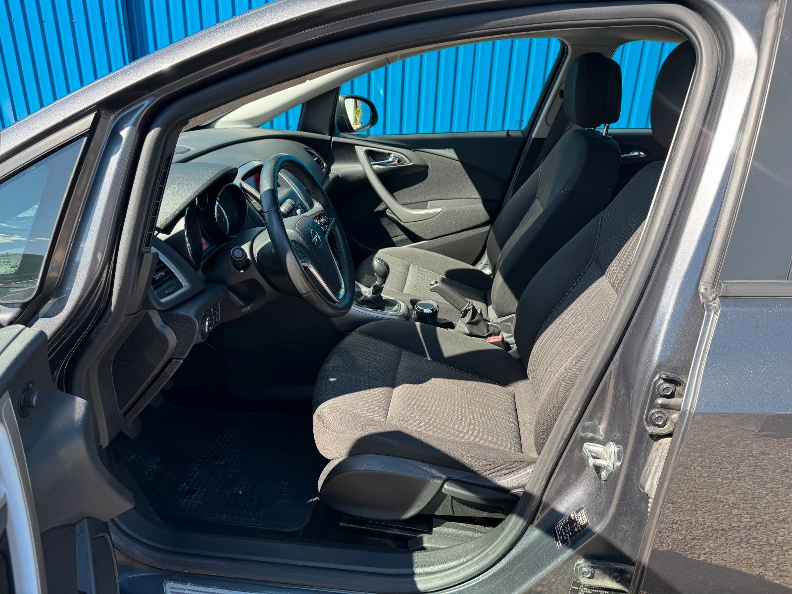 Fahrzeugabbildung Opel Astra J Lim. 5-trg.**Edition**SHZ**Klima**Temp**