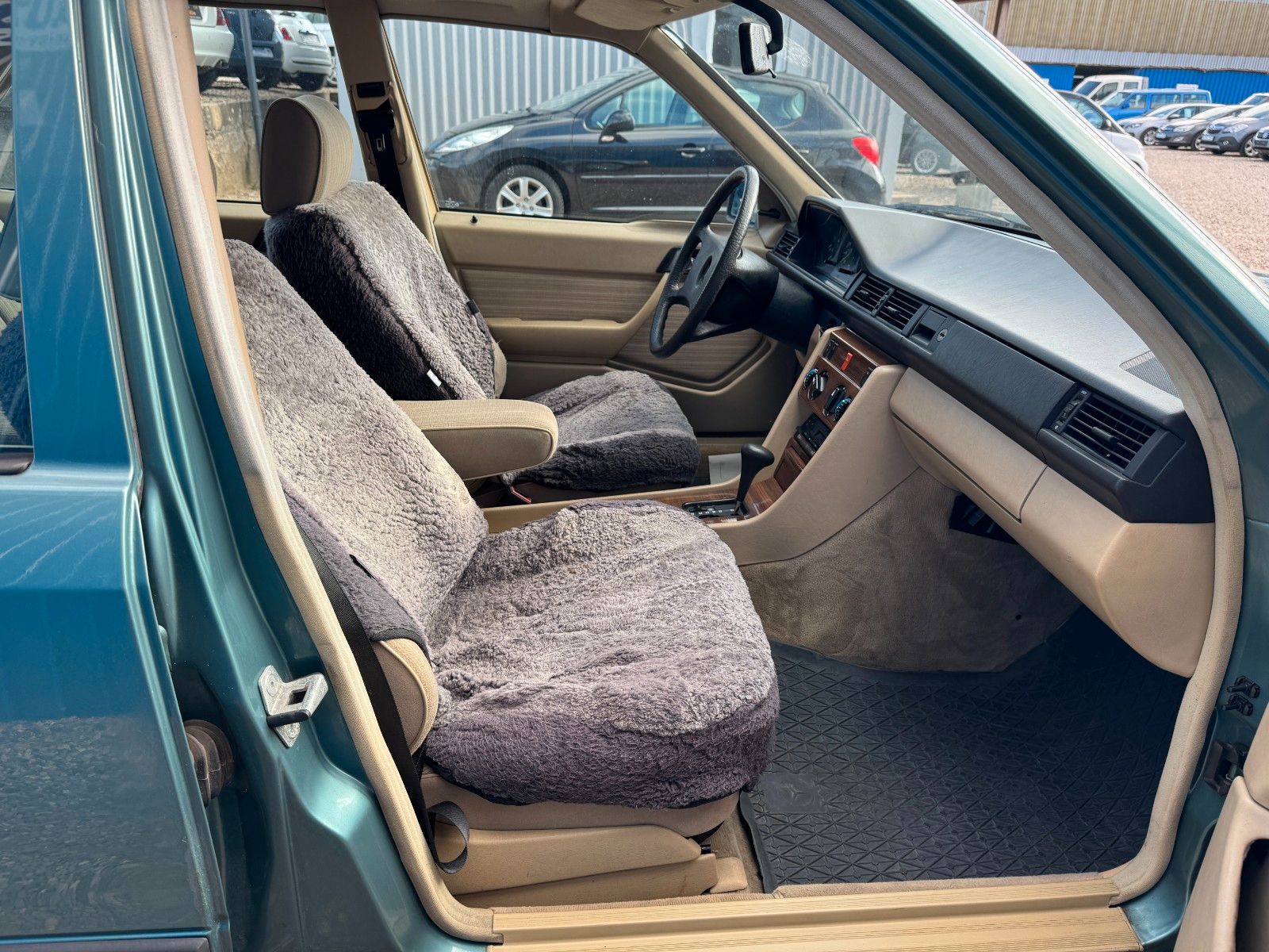 Fahrzeugabbildung Mercedes-Benz W124 200*Automatik*Schiebedach*AHK*H Zulassung*