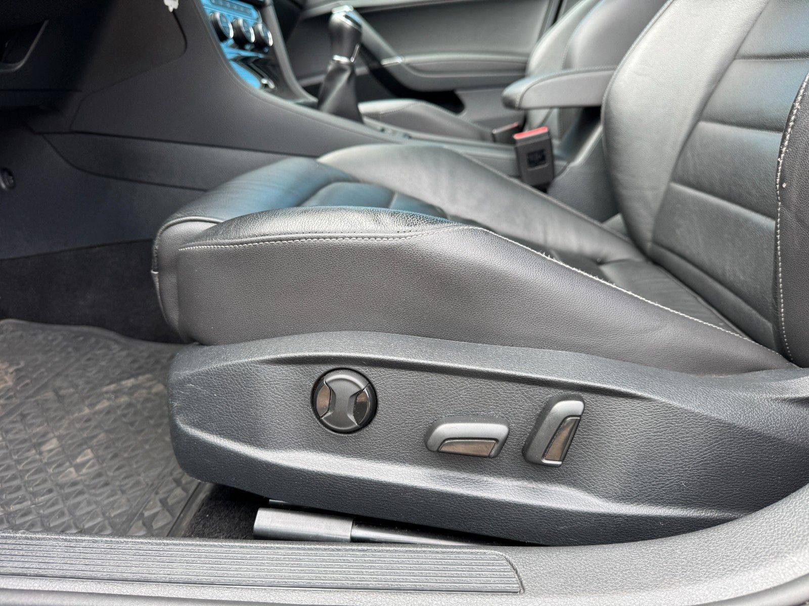 Fahrzeugabbildung Volkswagen Golf VII Variant*Highline*Standh*Pano*AHK*Xenon*