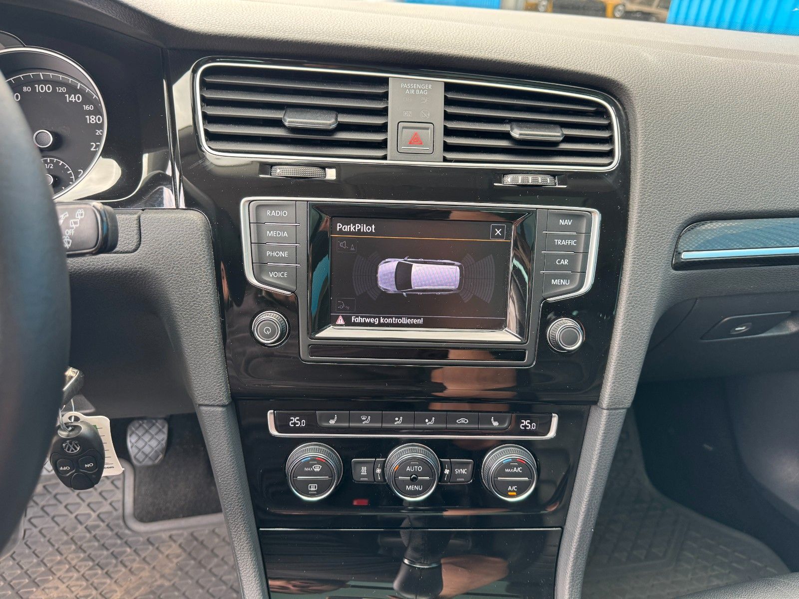 Fahrzeugabbildung Volkswagen Golf VII Variant*Highline*Standh*Pano*AHK*Xenon*