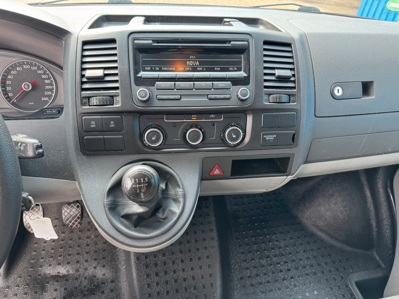 Fahrzeugabbildung Volkswagen T5 Transporter Kasten Lang*Klima*SHZ*AHK*3 Sitze
