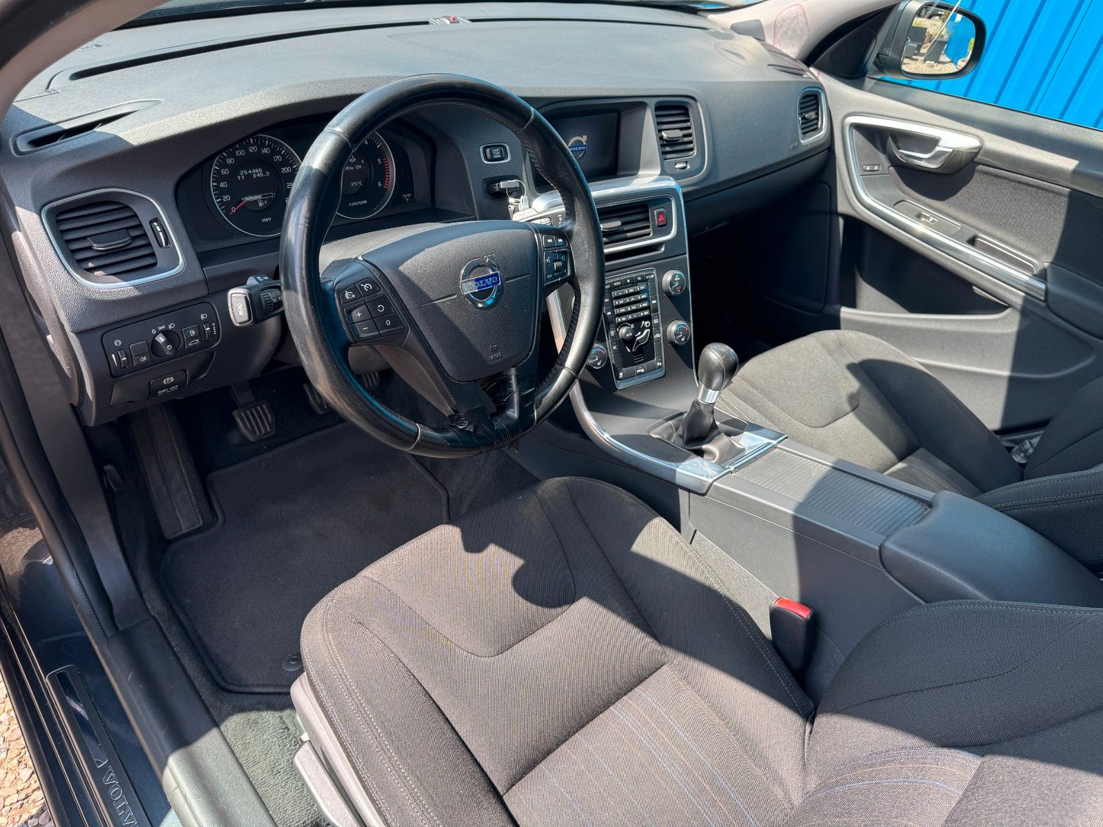 Fahrzeugabbildung Volvo V60 Kombi**Kinetic**Klima**Navi**HU 01/2026**