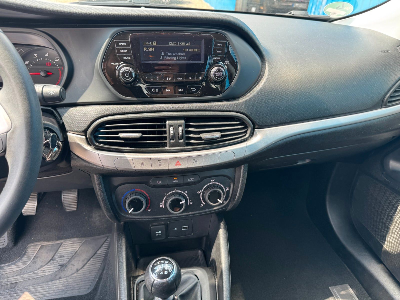 Fahrzeugabbildung Fiat Tipo Kombi**Pop**Klima**Tempomat**