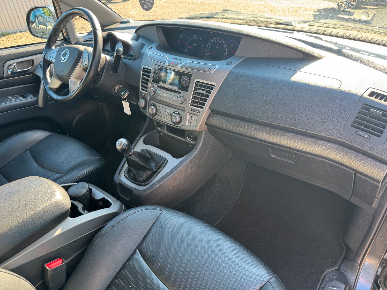 Fahrzeugabbildung Ssangyong Rodius Turismo 2WD**7 SITZER**Klima**LEDER**