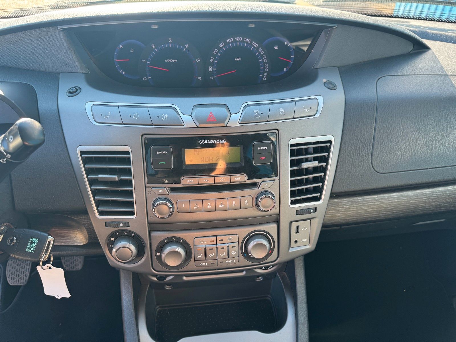 Fahrzeugabbildung Ssangyong Rodius Turismo 2WD**7 SITZER**Klima**LEDER**