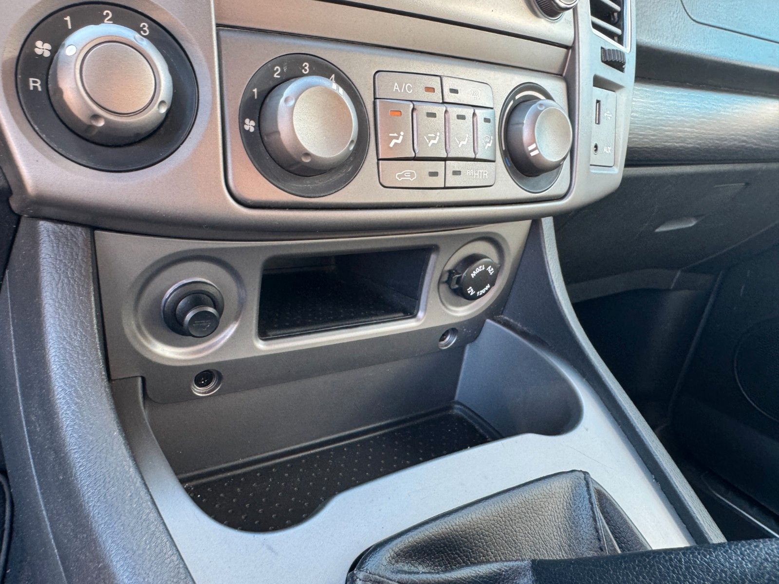 Fahrzeugabbildung Ssangyong Rodius Turismo 2WD**7 SITZER**Klima**LEDER**