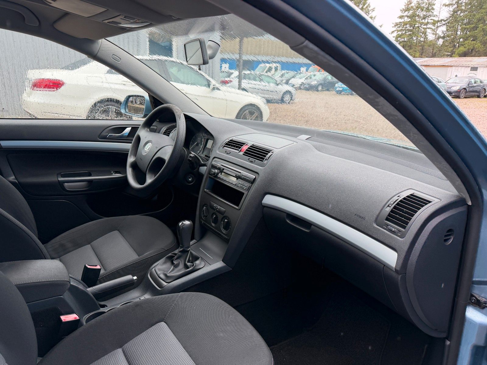 Fahrzeugabbildung SKODA Octavia Lim.**Ambiente**Klima**HU 03/28**