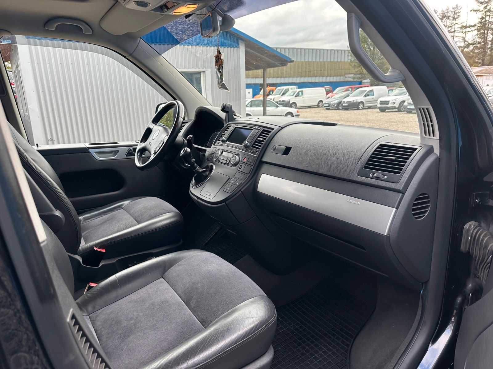 Fahrzeugabbildung Volkswagen T5 Transporter Bus Multivan**Camperausrüstung**