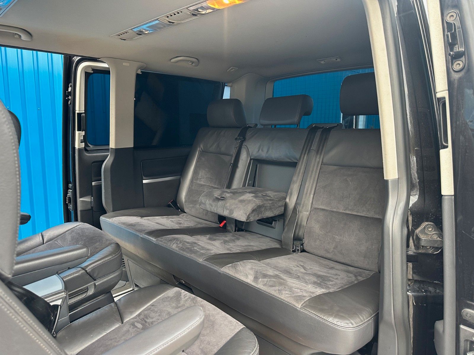 Fahrzeugabbildung Volkswagen T5 Transporter Bus Multivan**Camperausrüstung**