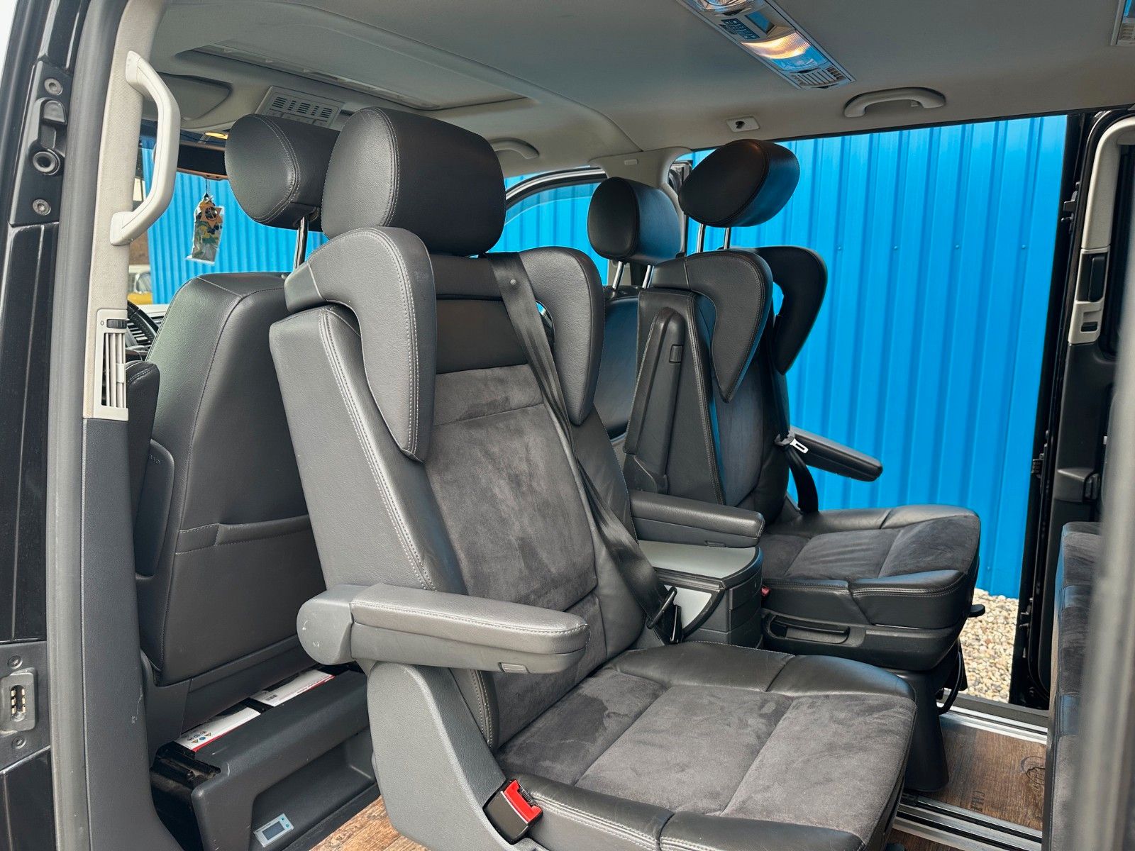 Fahrzeugabbildung Volkswagen T5 Transporter Bus Multivan**Camperausrüstung**