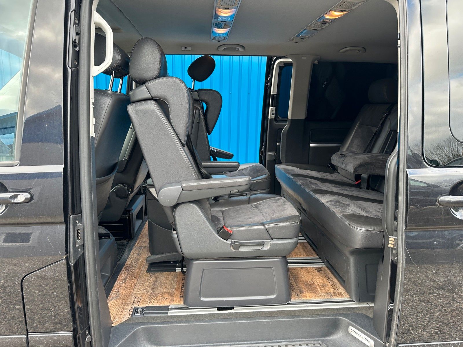Fahrzeugabbildung Volkswagen T5 Transporter Bus Multivan**Camperausrüstung**