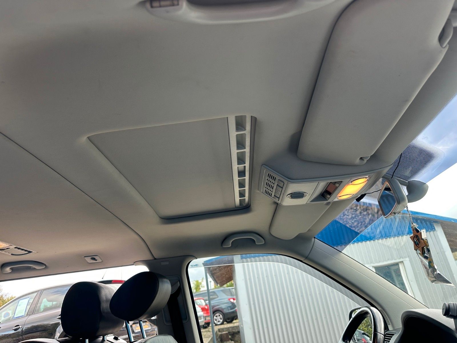 Fahrzeugabbildung Volkswagen T5 Transporter Bus Multivan**Camperausrüstung**