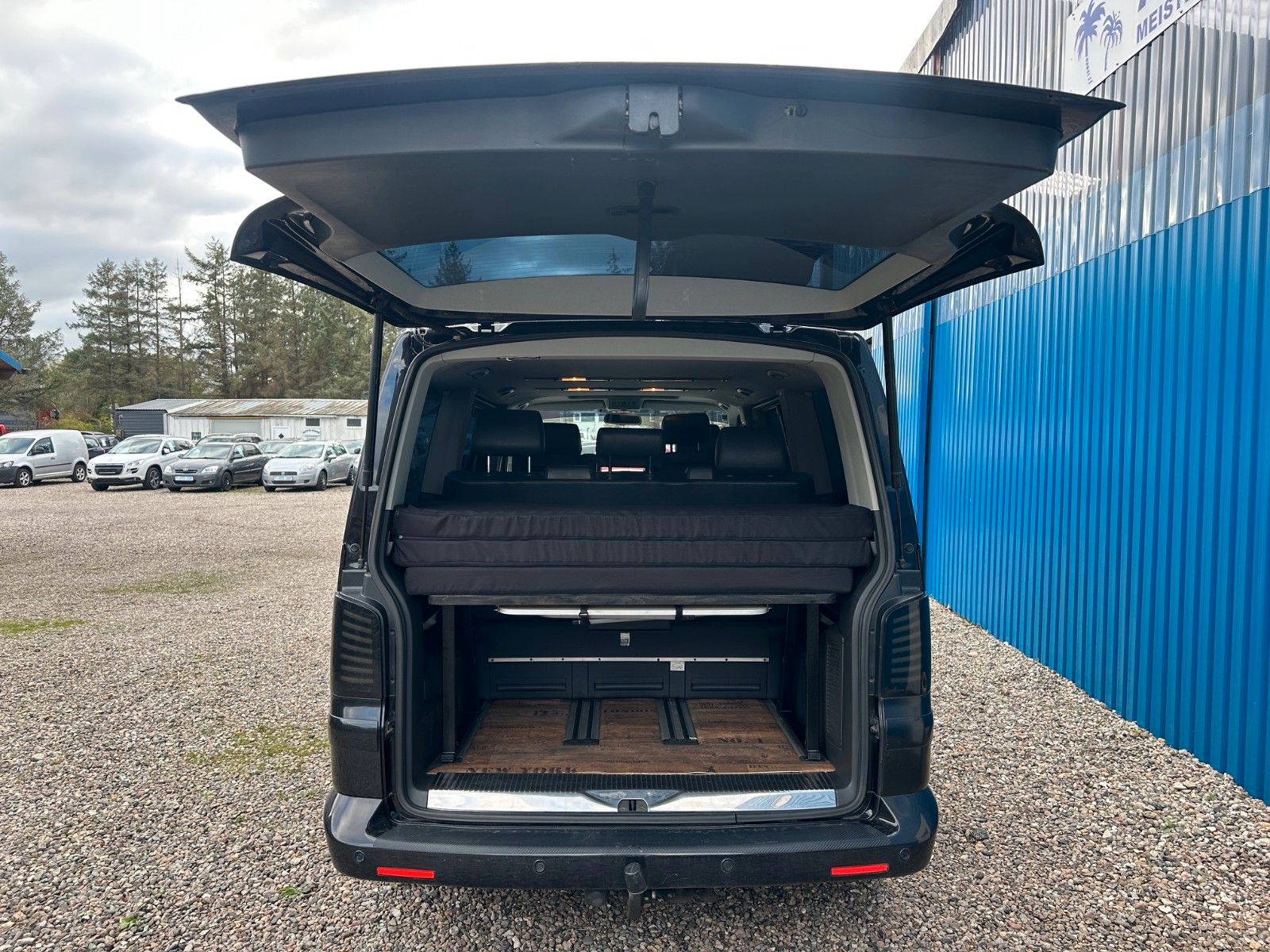 Fahrzeugabbildung Volkswagen T5 Transporter Bus Multivan**Camperausrüstung**