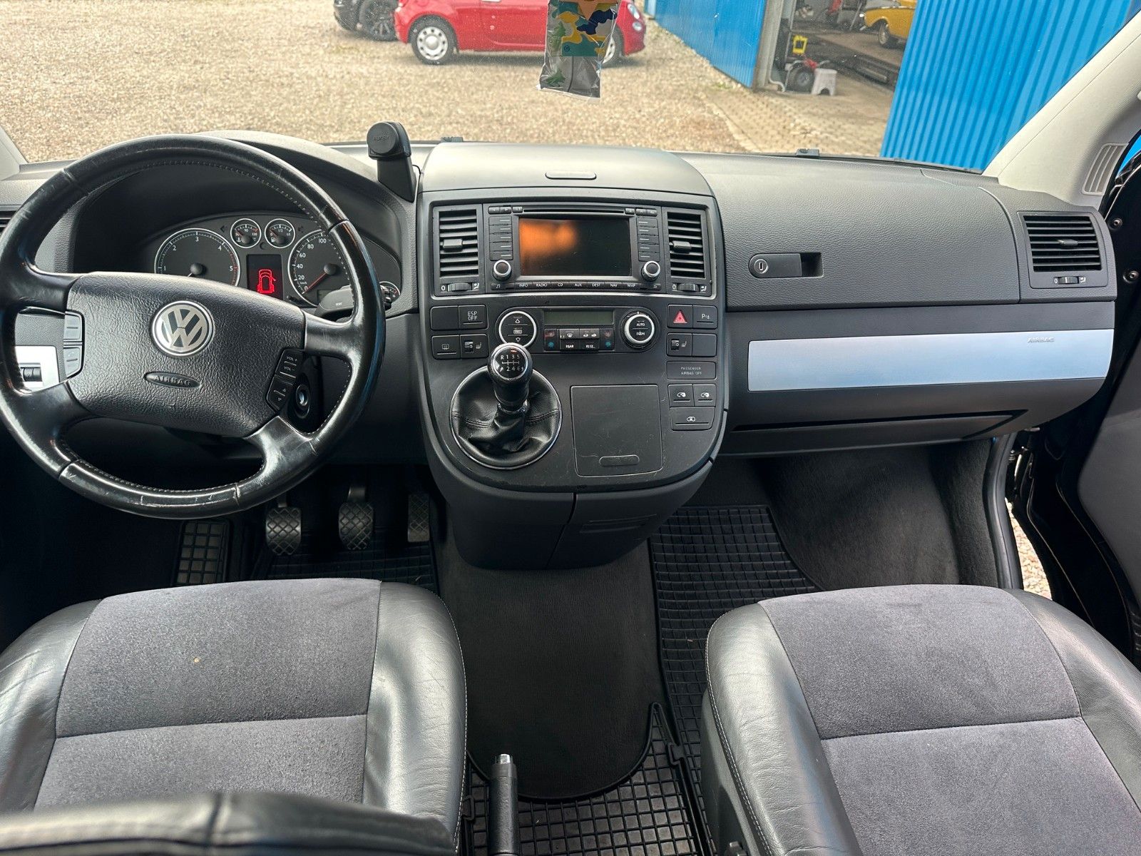 Fahrzeugabbildung Volkswagen T5 Transporter Bus Multivan**Camperausrüstung**