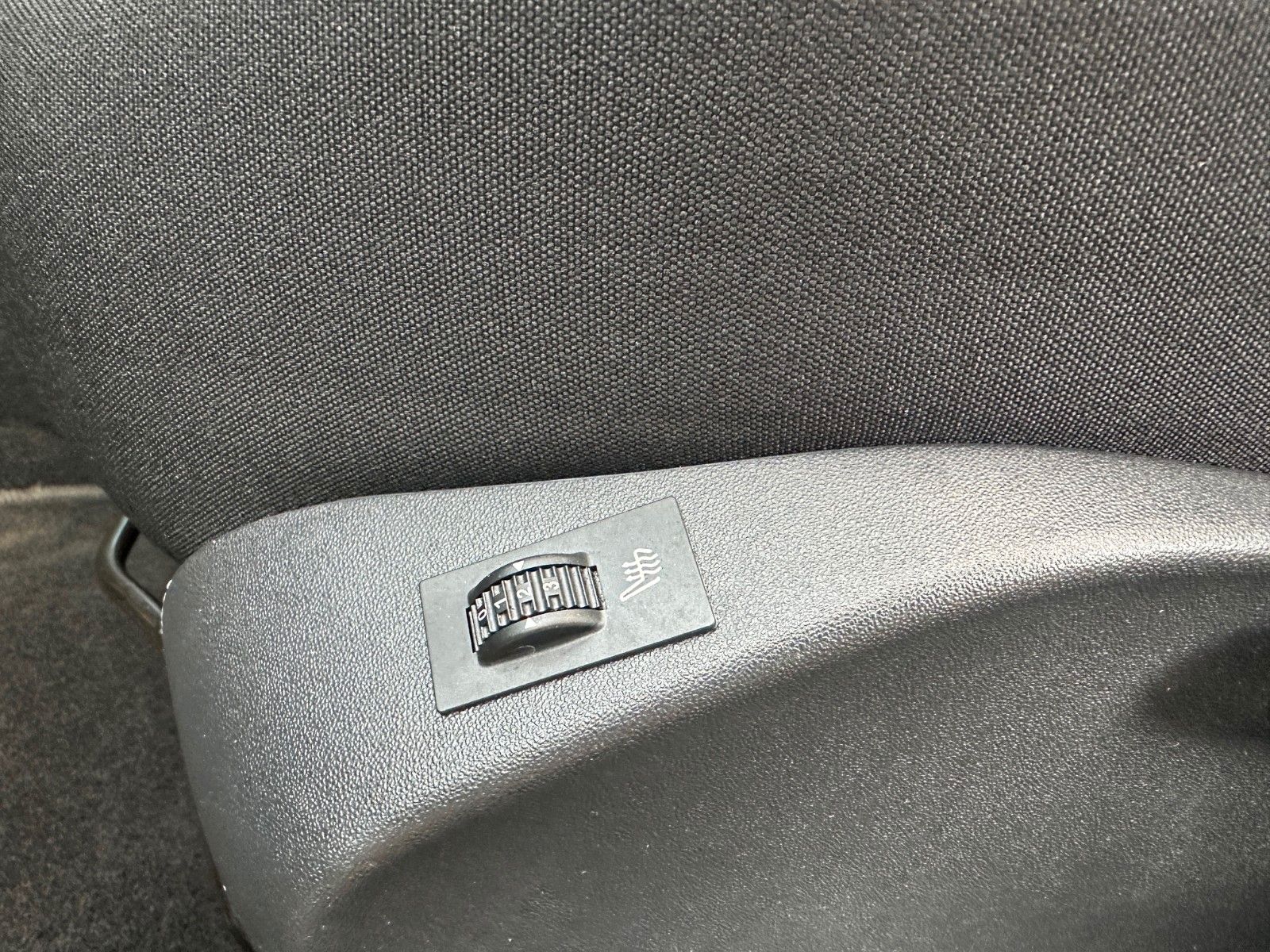 Fahrzeugabbildung Peugeot 208 BlueHDi 100 Allure**1.Hand*Panorama*Kamera**