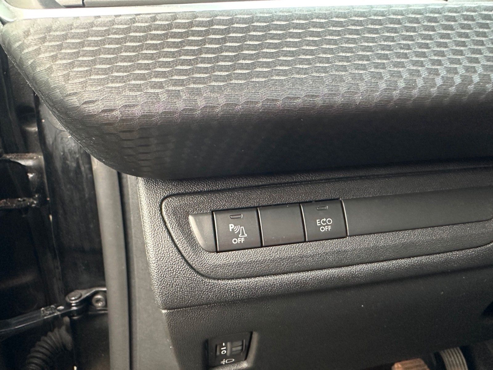 Fahrzeugabbildung Peugeot 208 BlueHDi 100 Allure**1.Hand*Panorama*Kamera**