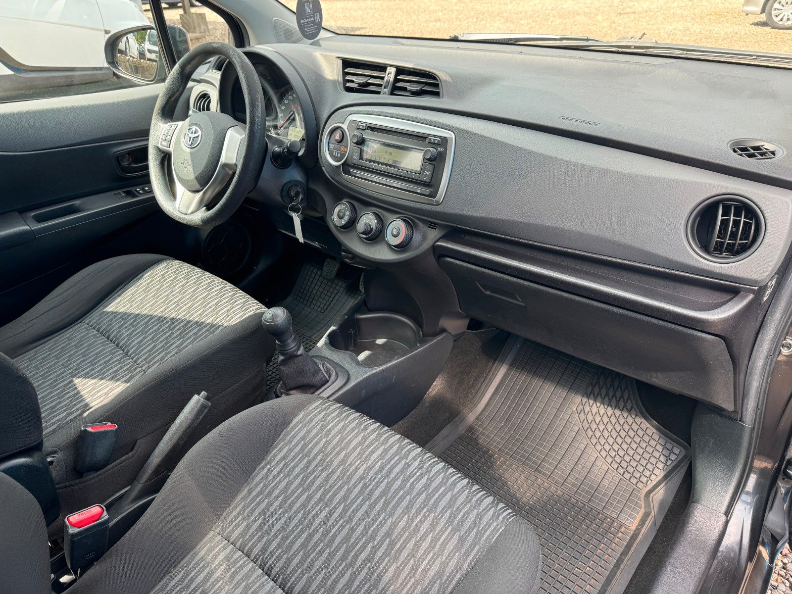 Fahrzeugabbildung Toyota Yaris**Cool**Klima**Allwetter**