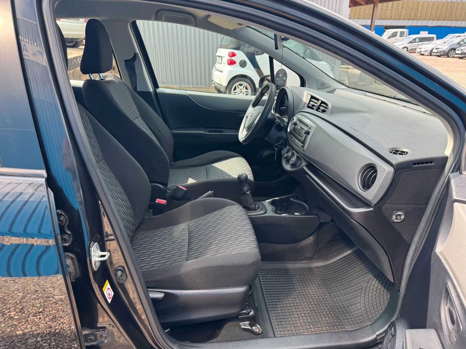 Fahrzeugabbildung Toyota Yaris**Cool**Klima**Allwetter**