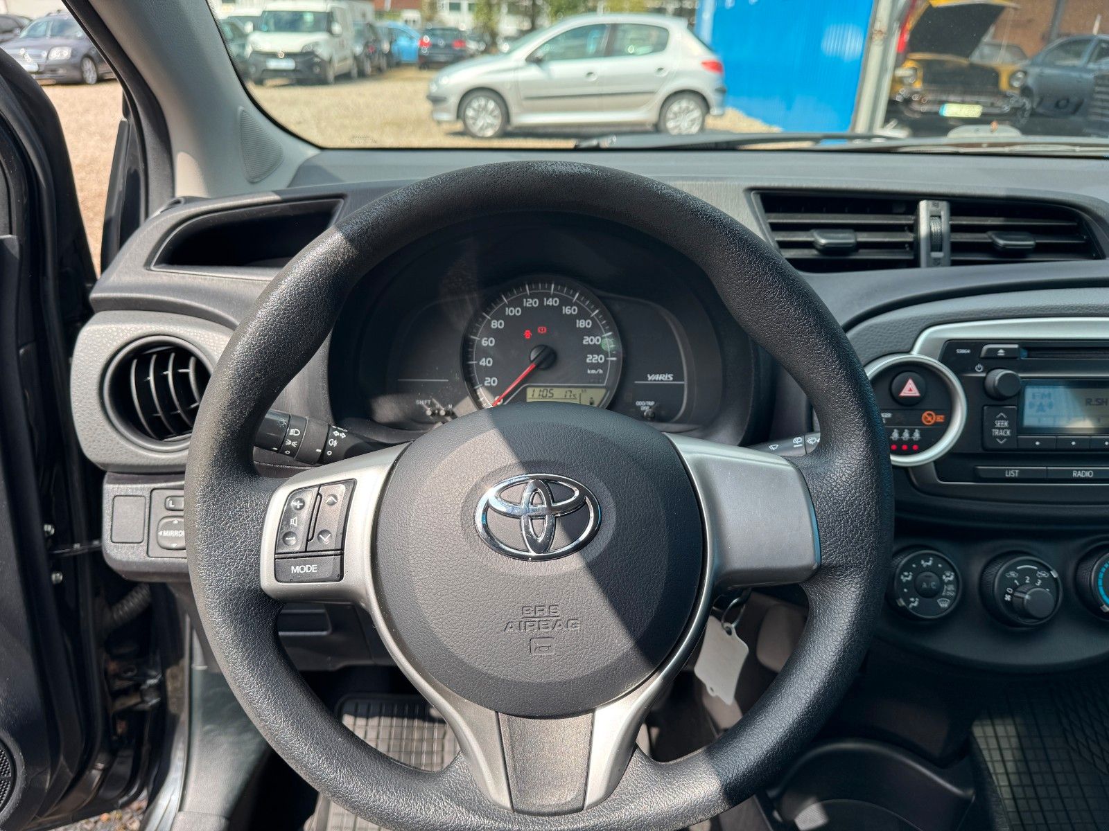 Fahrzeugabbildung Toyota Yaris**Cool**Klima**Allwetter**