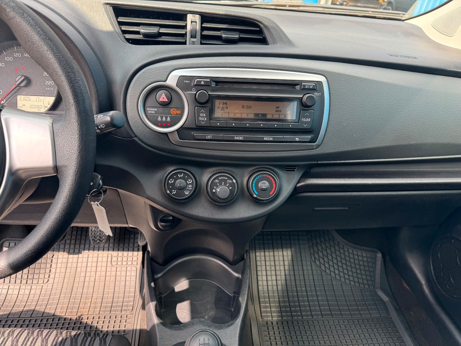 Fahrzeugabbildung Toyota Yaris**Cool**Klima**Allwetter**