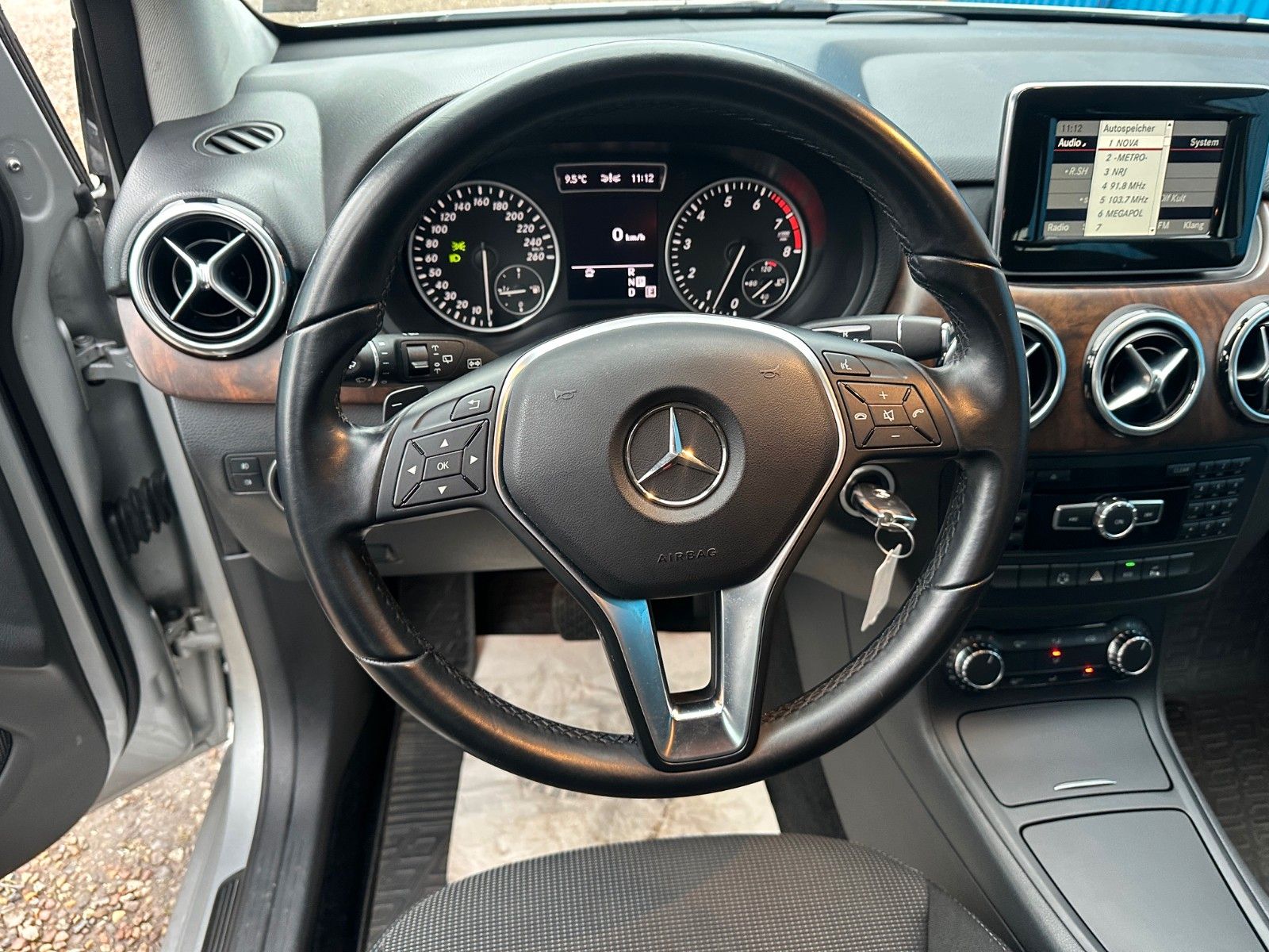 Fahrzeugabbildung Mercedes-Benz B 180**Sports Tourer**Automatik**AHK**Temp**