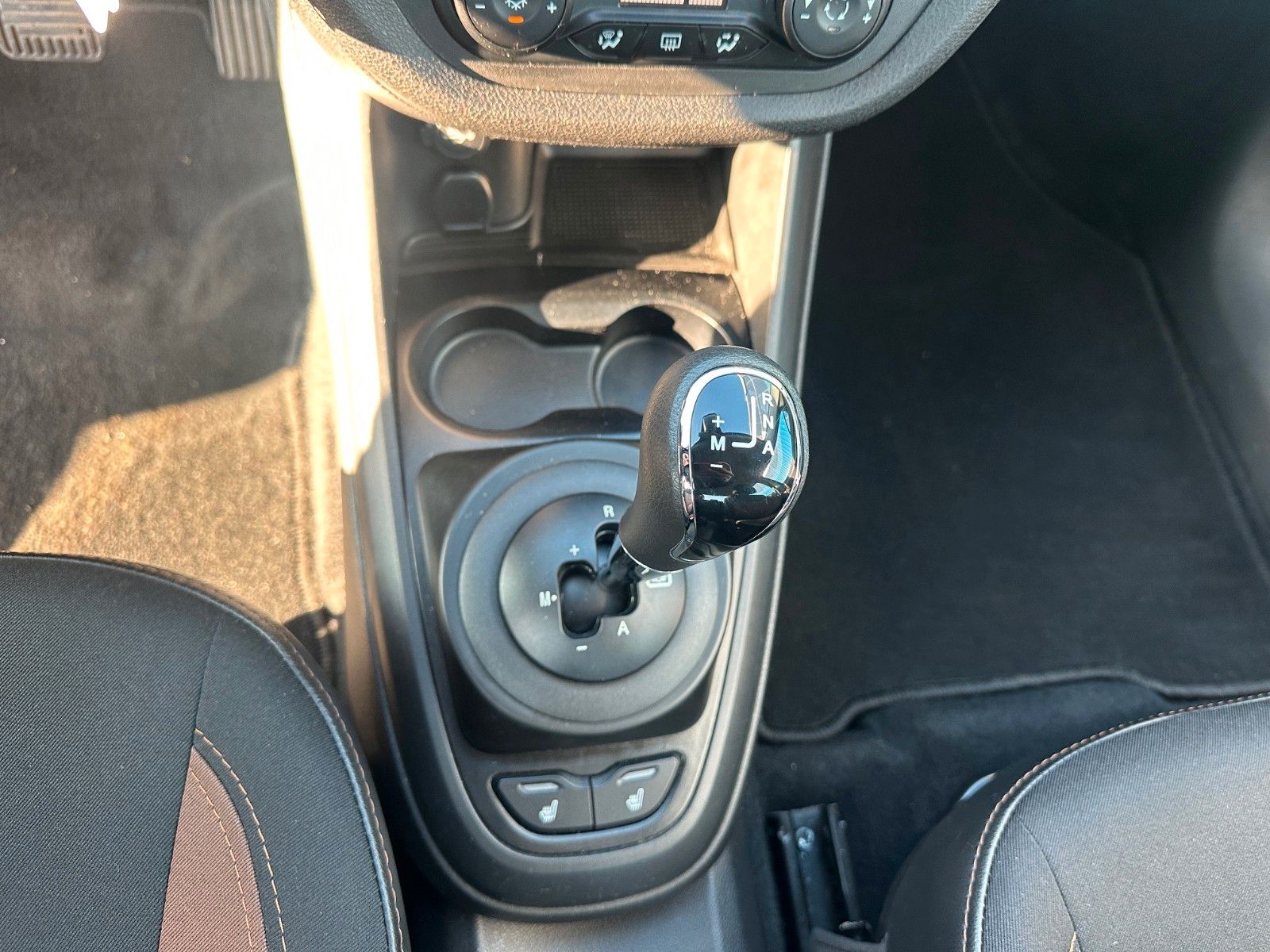 Fahrzeugabbildung Lada Vesta**Automatik**SHZ**Klima**PDC**Allwetter**