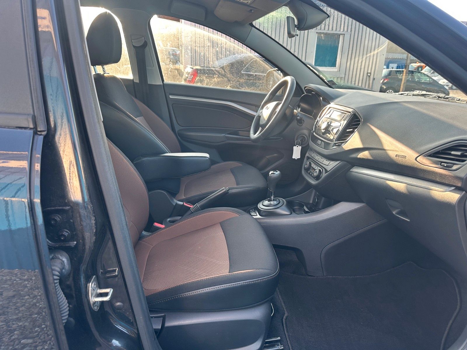 Fahrzeugabbildung Lada Vesta**Automatik**SHZ**Klima**PDC**Allwetter**