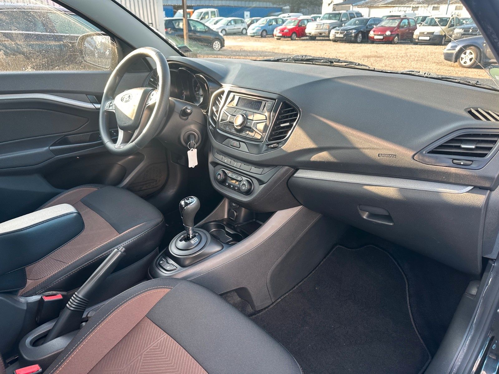 Fahrzeugabbildung Lada Vesta**Automatik**SHZ**Klima**PDC**Allwetter**