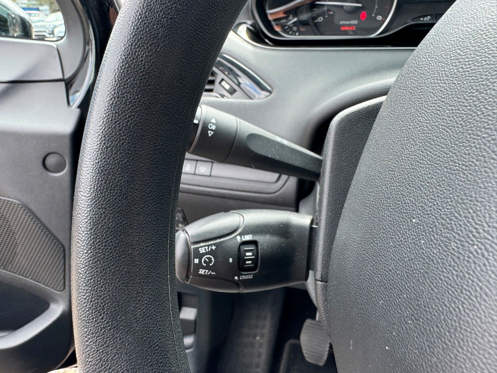 Fahrzeugabbildung Peugeot 208**Active**AHK**SHZ**Klima**Tempomat**