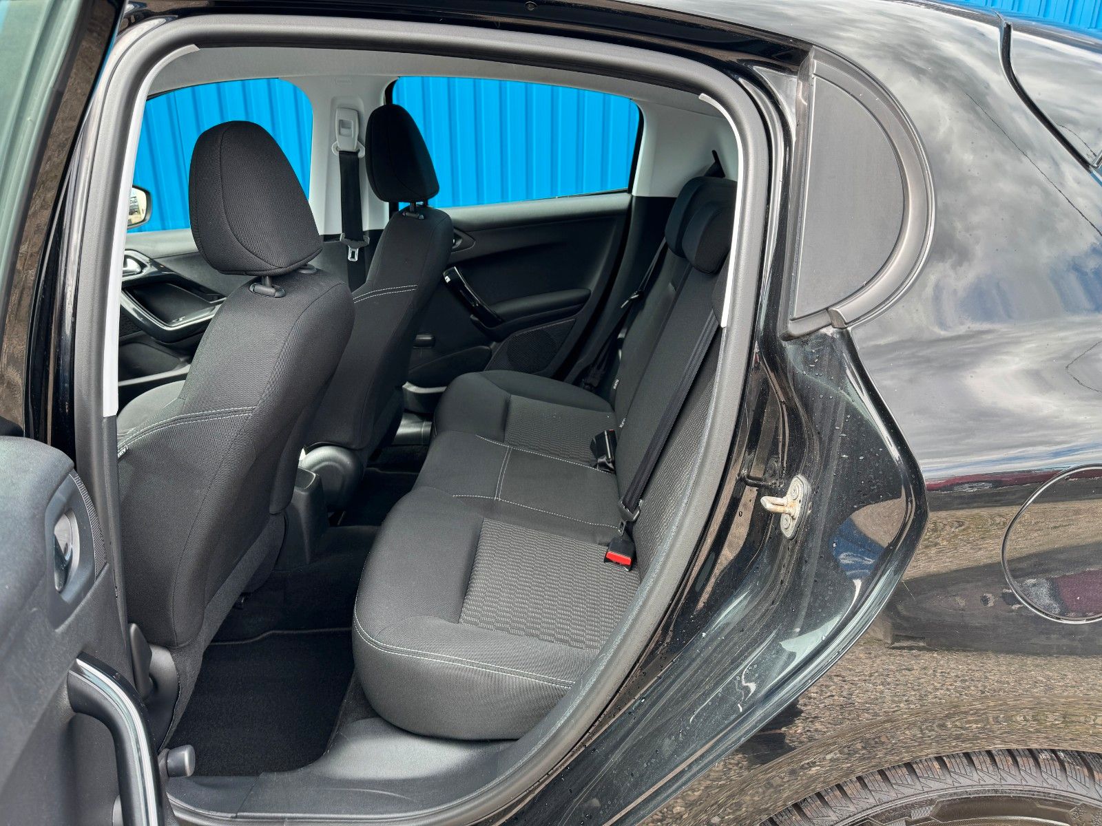 Fahrzeugabbildung Peugeot 208**Active**AHK**SHZ**Klima**Tempomat**