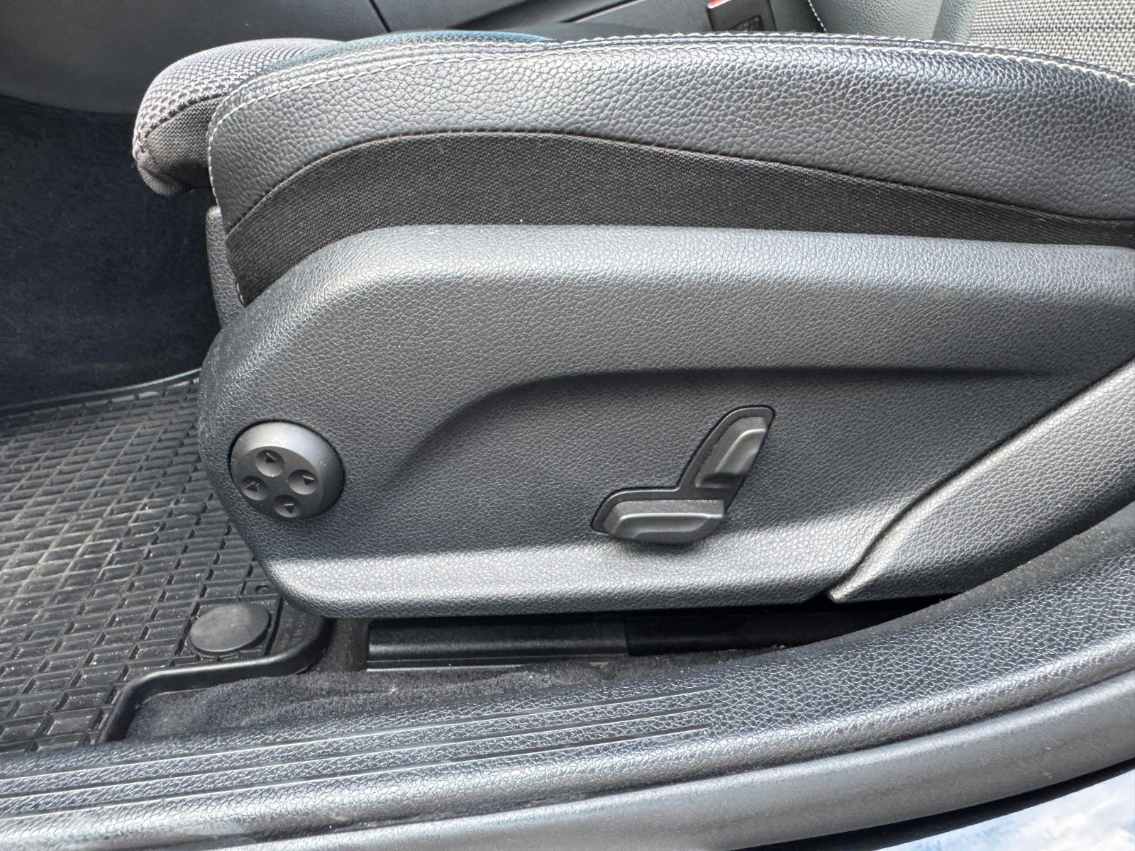 Fahrzeugabbildung Mercedes-Benz C 200 T CGI*Automat*Standhzg*Pano*Burmester*AHK*