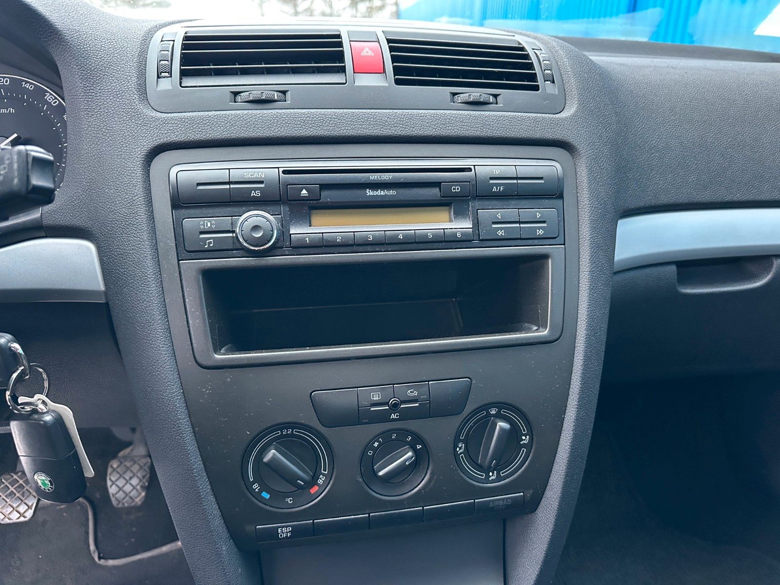 Fahrzeugabbildung SKODA Octavia Lim.**Ambiente**Klima**HU 03/28**