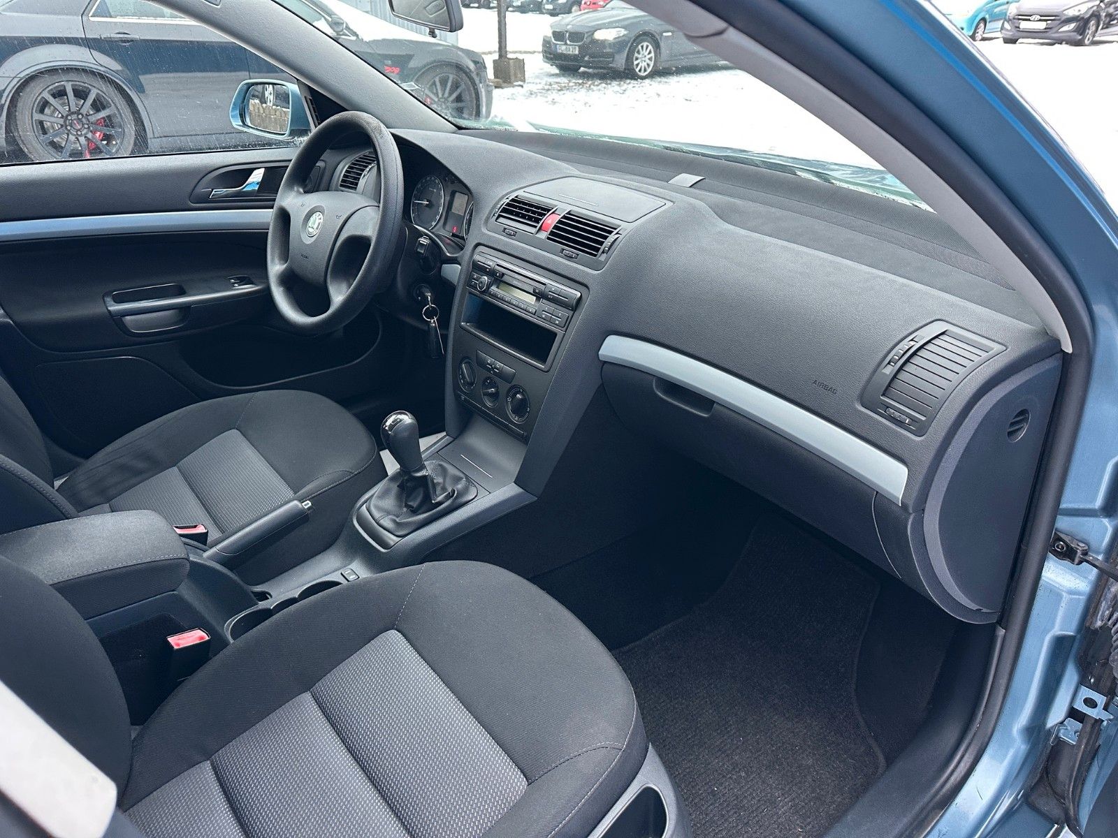 Fahrzeugabbildung SKODA Octavia Lim.**Ambiente**Klima**HU 03/28**