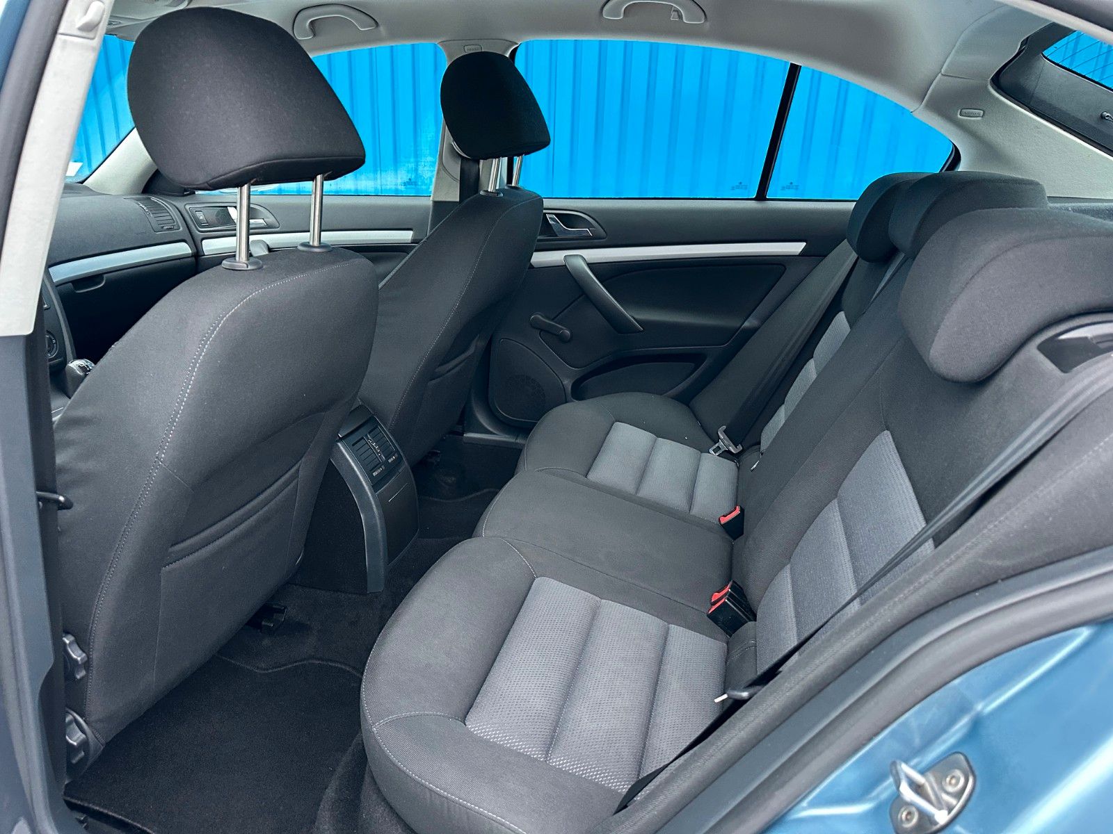 Fahrzeugabbildung SKODA Octavia Lim.**Ambiente**Klima**HU 03/28**