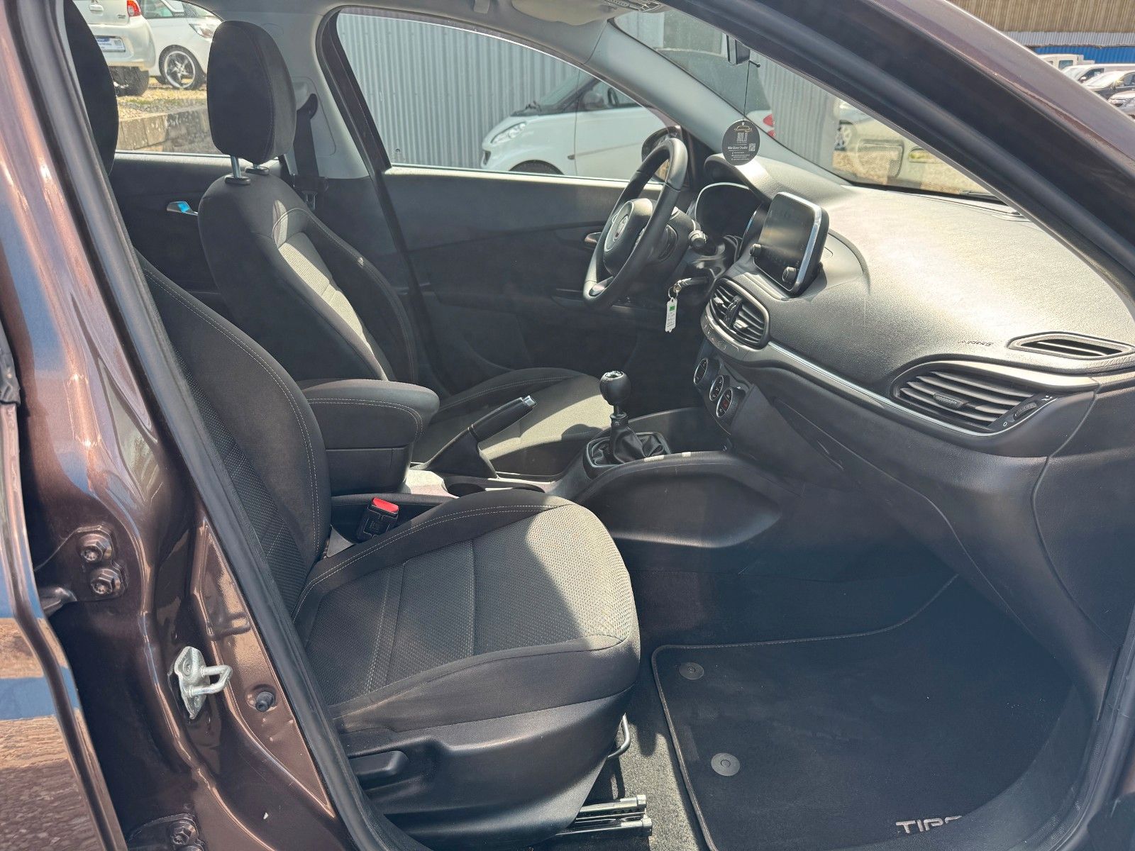 Fahrzeugabbildung Fiat Tipo**Lounge**Navi**Tempo**SHZ**